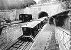 Funiculaire Lausanne Gare - Flon - Links der Wagen auf dem Gleis zur Talstation Lausanne Gare - rechts die Standseilbahn hinunter nach Ouchy