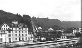 Die ganze Strecke der Standseilbahn Cossonay von der Bergstation aus gesehen
