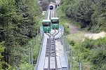 Standseilbahn Cossonay - funiculaire Cossonay - die gesamte Strecke mit den beiden Wagen in der Ausweiche