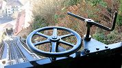 Standseilbahn Fribourg - Funiculaire Fribourg - Aussicht Wagen in der Bergstation - links die Sicherheitsbremse, rechts die normale Regulierbremse