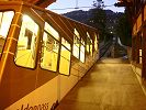 Auch abends ist die Standseilbahn bereit zur Fahrt Richtung Mont Pelerin