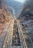 Standseilbahn Roche Steinbruch - Funiculaire Roche carrière - Trassee der Standseilbahn mit der Talstation im Hintergrund - ein seltenes Foto aus der Betriebszeit - Foto Archiv standseilbahnen.ch