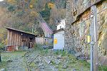 Kraftwerk Usine Pissevache 1896-1997 - Bergstation der Standseilbahn beim Kraftwerk Pissevache mit der ehemaligen Windenkammer - rechts um die Kurve ging es zum Kraftwerk in der Felskaverne