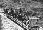 Ehemalige Standseilbahn Staumauer Dixence Motôt - Dixence - Wagen mit 24 Personen in der Talstation vor der spannenden Bergfahrt im Jahr 1940 - Foto Archiv standseilbahnen.ch