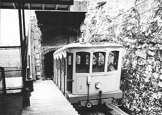 Funiculaire Neuchâtel Ecluse Plan - Standseilbahn Neuchatel - Wagen bei der Zwischenstation Boine