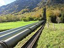 Rechts neben den Druckleitungen fährt die Standseilbahn