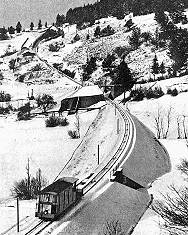 Kurz nach der Eröffnung 1911 unterwegs zwischen St-Maurice-de-Laques und Montana - der Standort auf diesem Foto ist ganz in der Nähe der heutigen Zwischenstation Bluche unterhalb von Crans-Montana