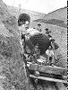 Stanserhornbahn - Standseilbahn Stanserhorn 3. Sektion Bluematt - Stanserhorn - Foto aus der Bauzeit - das ganze Material für das Hotel wurde mit der Standseilbahn befördert - Schwertransport mit Kessel - vorne links sitzt der Standseilbahn - Pionier und geniale Erfinder Josef Durrer