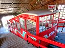 Standseilbahn Treib Seelisberg - der schöne, rote Wagen in der herrlichen Bergstation Seelisberg