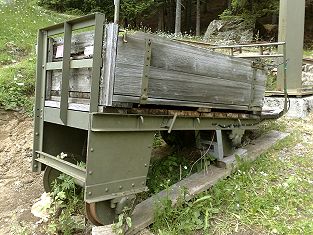Standseilbahn Unter Axeli - Arnisee - Wagen bei der ehemaligen Bergstation Arnisee 2011 - Foto Archiv standseilbahnen.ch