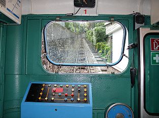 Funicolare Locarno - Madonna del Sasso: Im Wagen von 1958 - Design vor der sanften Renovation im Jahr 2022