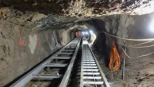 Balbalera - Puntalta - die Strecke der tmporären Standseilbahn ging auch durch 2 Tunnels - links das Trassee der Materialbahn - rechts der Schräglift für Personen