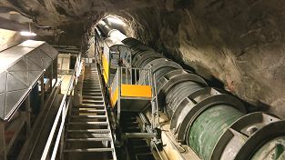 Standseilbahn Transitgas Oberwald Talstation Wagen - links der Antrieb - rechts die Transit Gasleitung