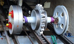 Die Räder unter dem Wagen der Giessbach Standseilbahn - links das flache Walzenrad - rechts das Spurrad mit dem Doppelspurkranz - hier folgt Wagen 2 von der Talstation aus gesehen immer der rechten Schiene und fährt bei der Ausweiche immer rechts - Foto Archiv standseilbahnen.ch