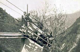 Erste Seilbahn von Kalpetran nach Embd 1943 - Foto Archiv standseilbahnen.ch